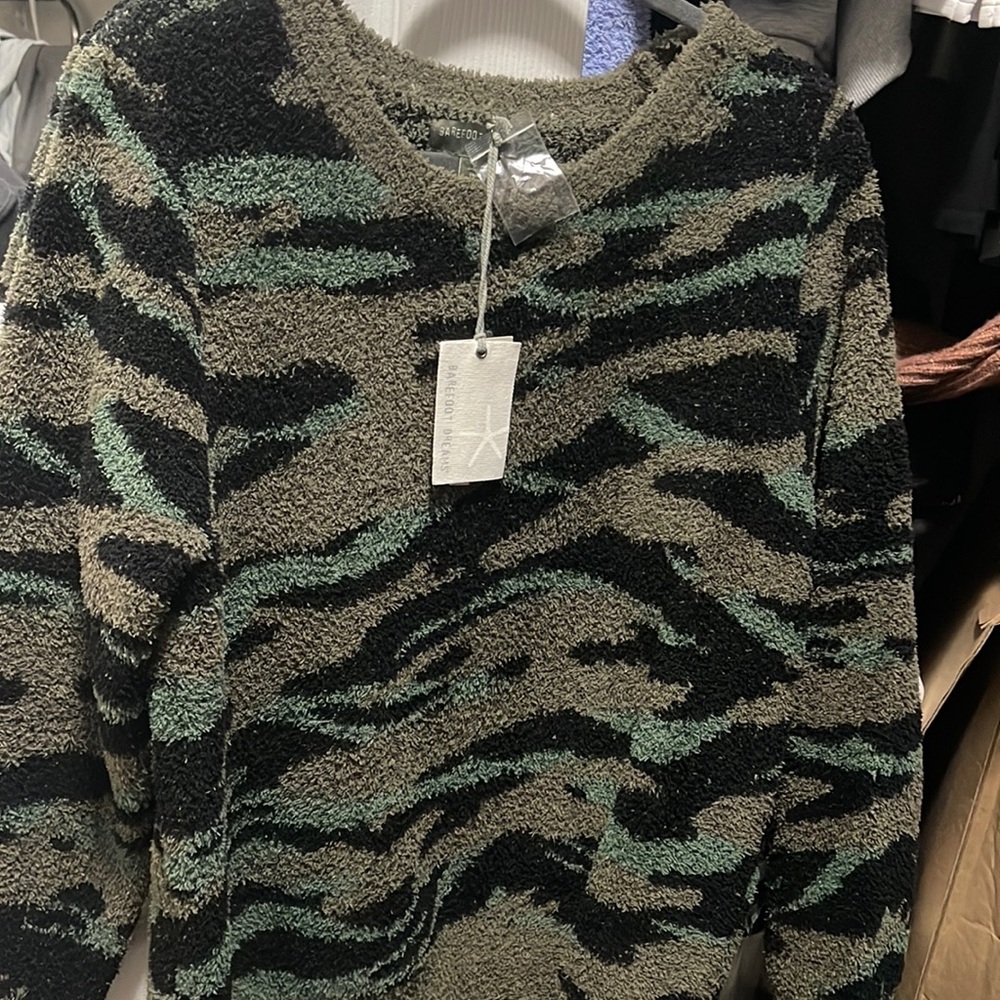 Barefoot dreams sweater Green camo